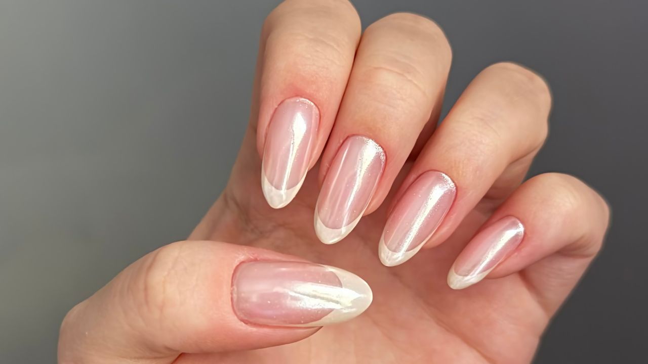 unhas com francesinhas brancas e brilho de base