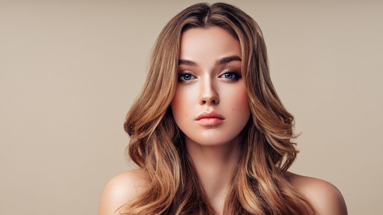 mulher com franja longa e cabelo com ondas