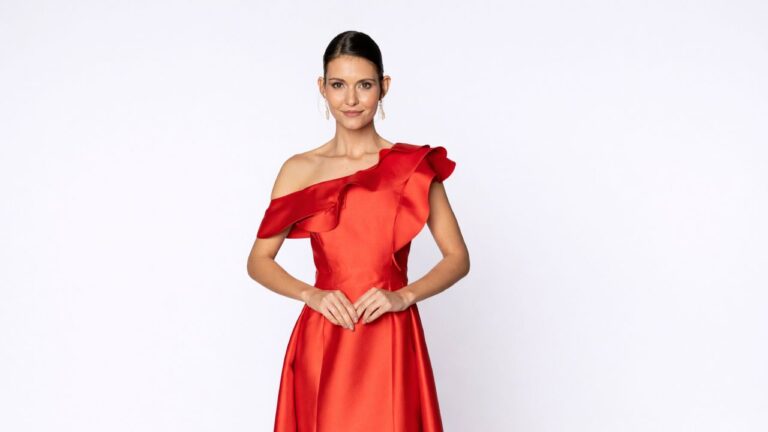 mulher com vestido de alfaiataria vermelha e coque
