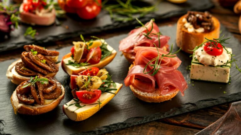 entradinhas de casamento variadas com torrada, presunto, tomate