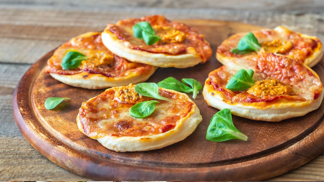 mini pizzas em uma tábua
