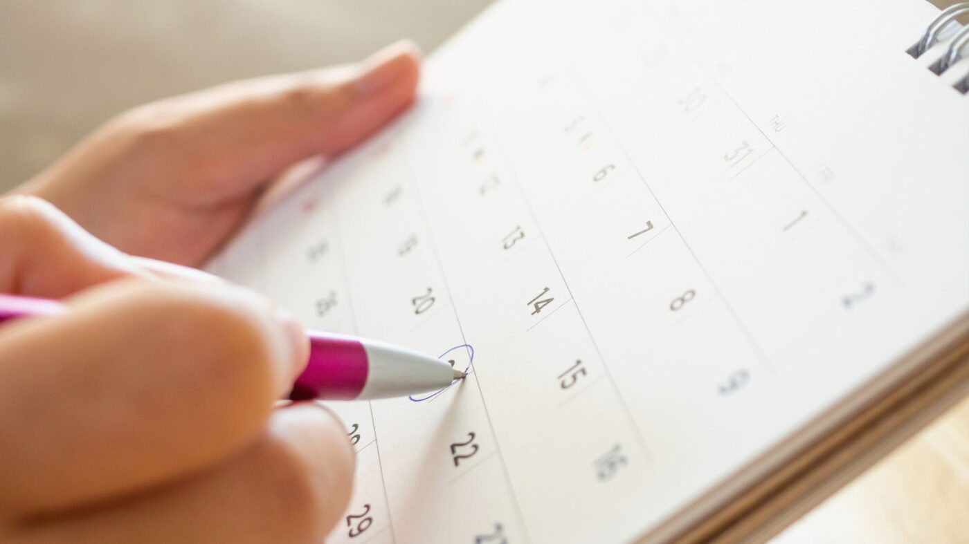 mão de pessoa circulando a data que vai casar no calendário