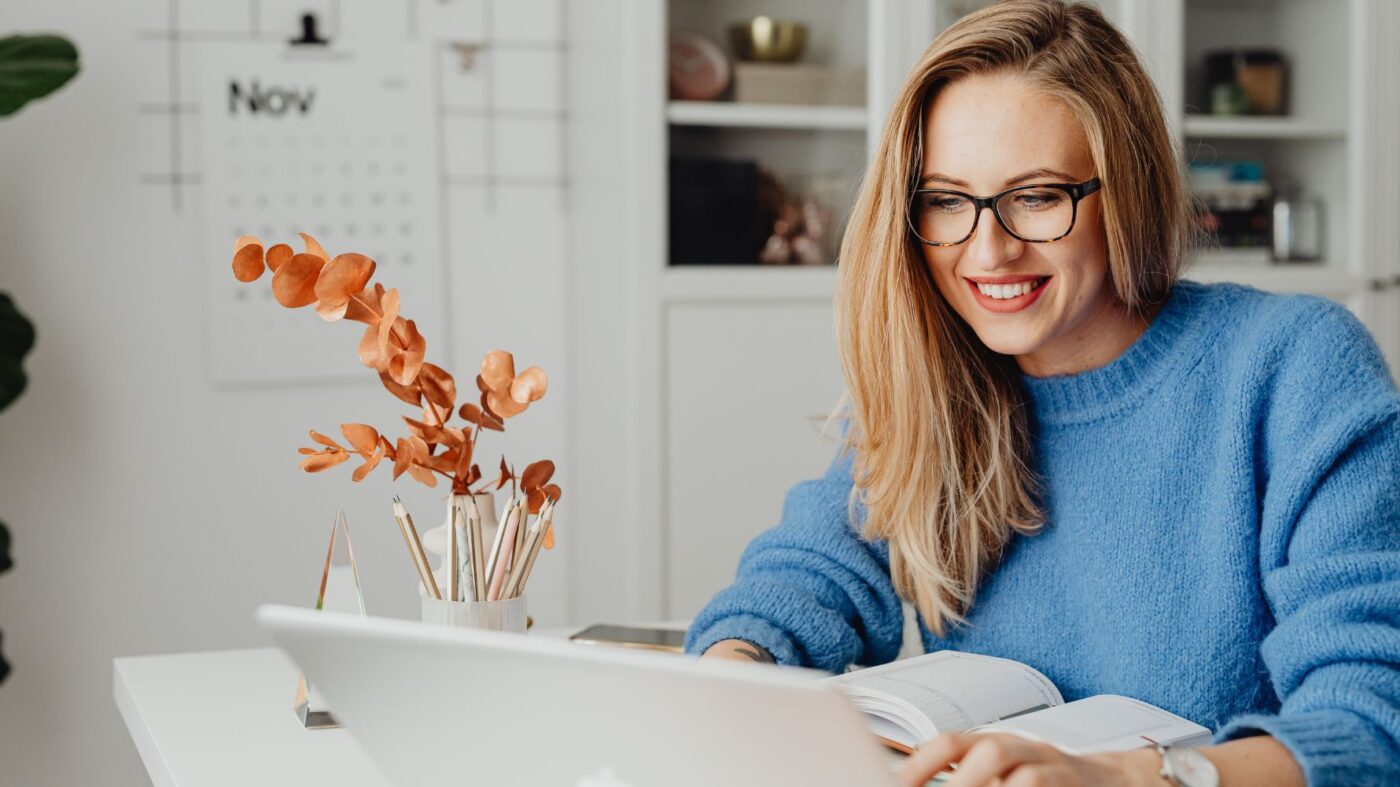mulher usando computador para analisar sua lista de casamento