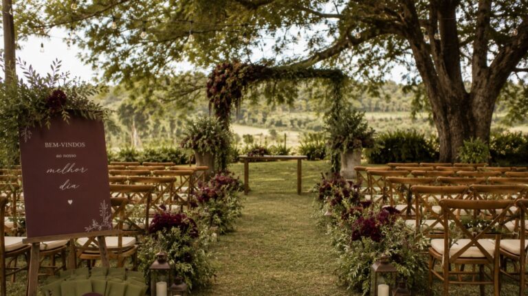 flores, bancos e arco em um casamento ameixa e verde oliva