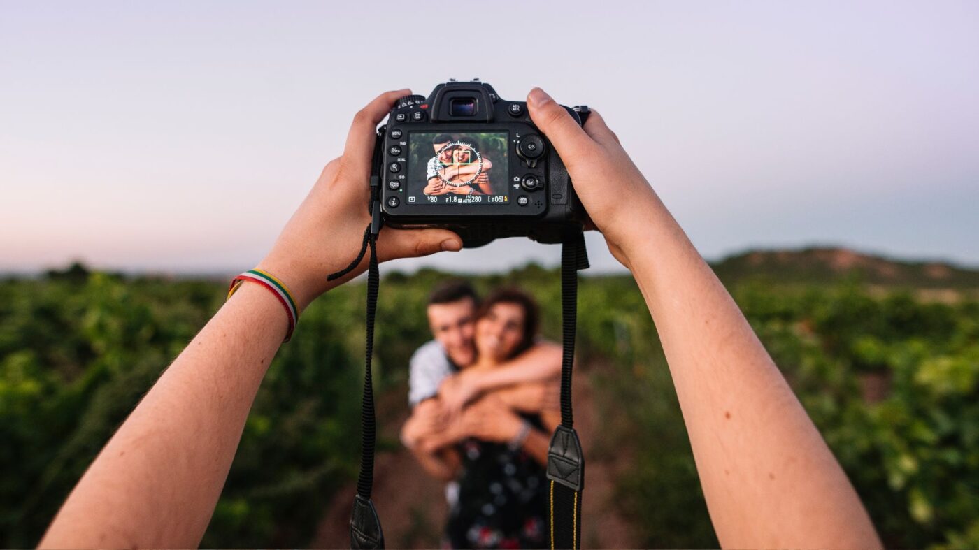 casal fazendo ensaio fotográfico na natureza para comemorar bodas de madeiras