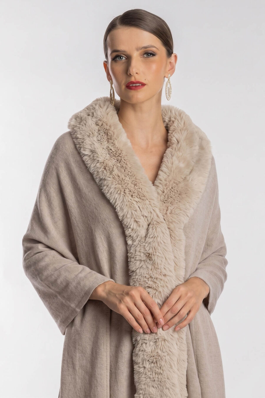 Estola de pele para festa na cor bege para usar com vestidos de festa , modelo Laura Pausine.