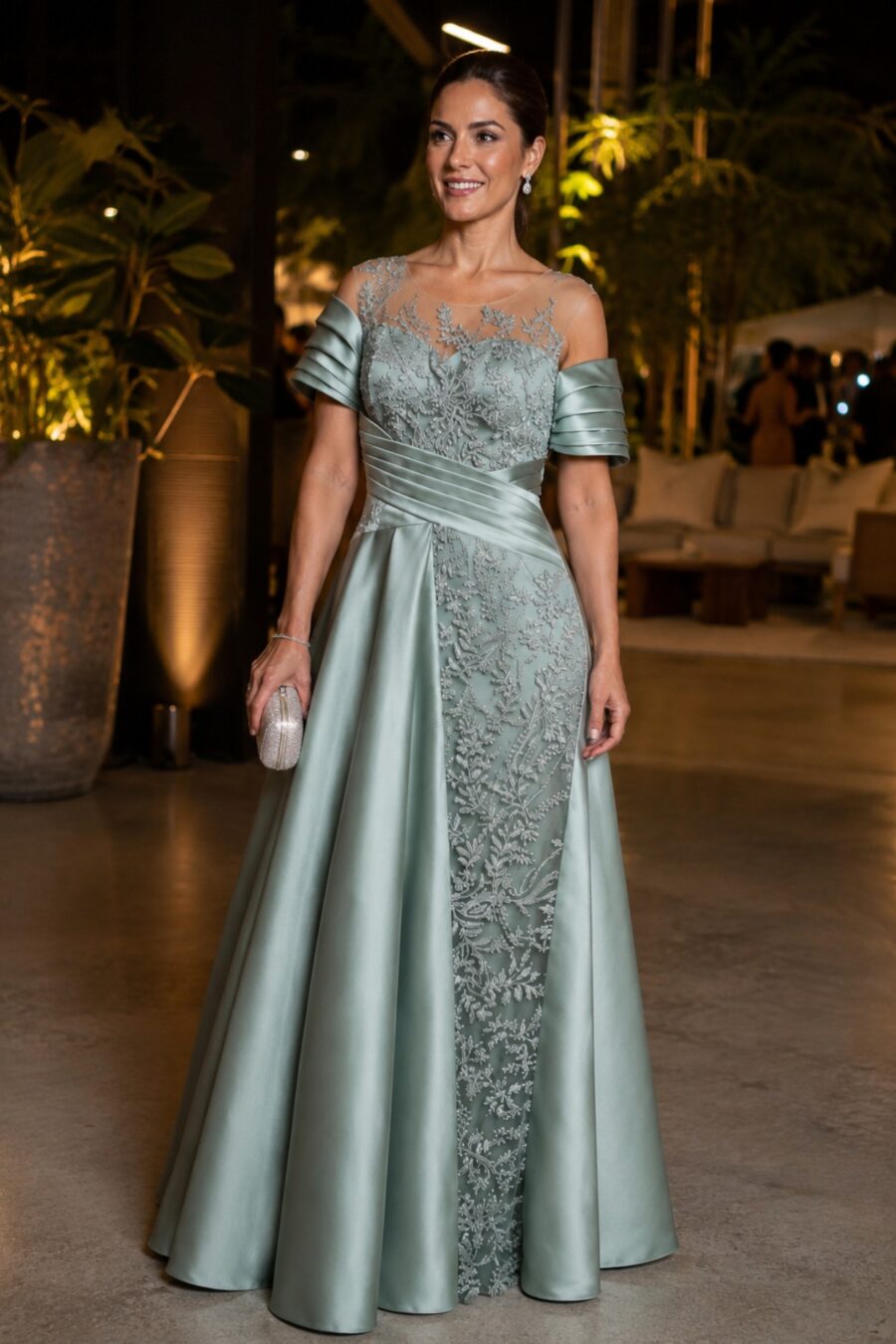Vestido festa longo bordado, modelo angelina perez, na cor verde claro, ideal para mãe da noiva ou mãe do noivo usarem nos casamentos.